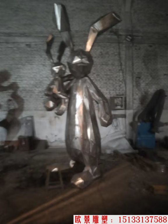 不锈钢切面兔子雕塑